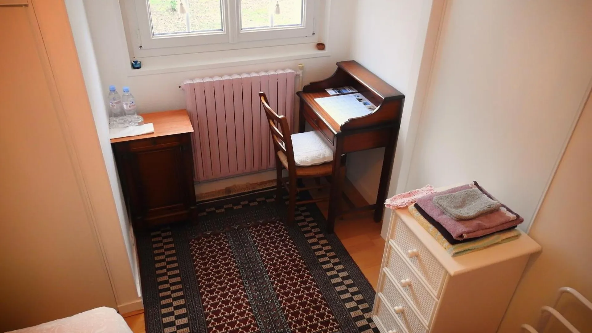 Chambres D'Hotes Chez Annie Breles Bed & Breakfast